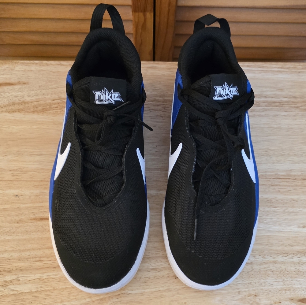 NWOT Nike Team Hustle D 10 Kids Basketball Sneakers Size 7Y